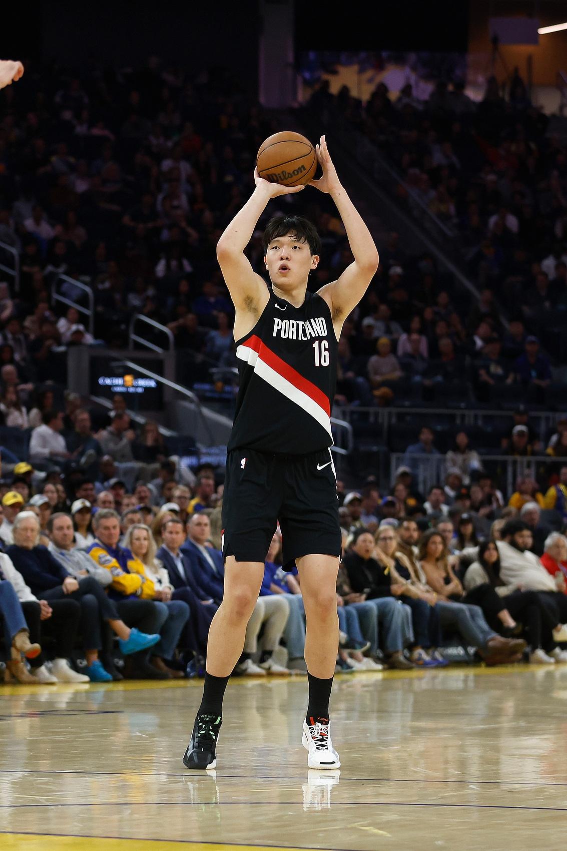 东契奇42+7+8！哈登创纪录压轴